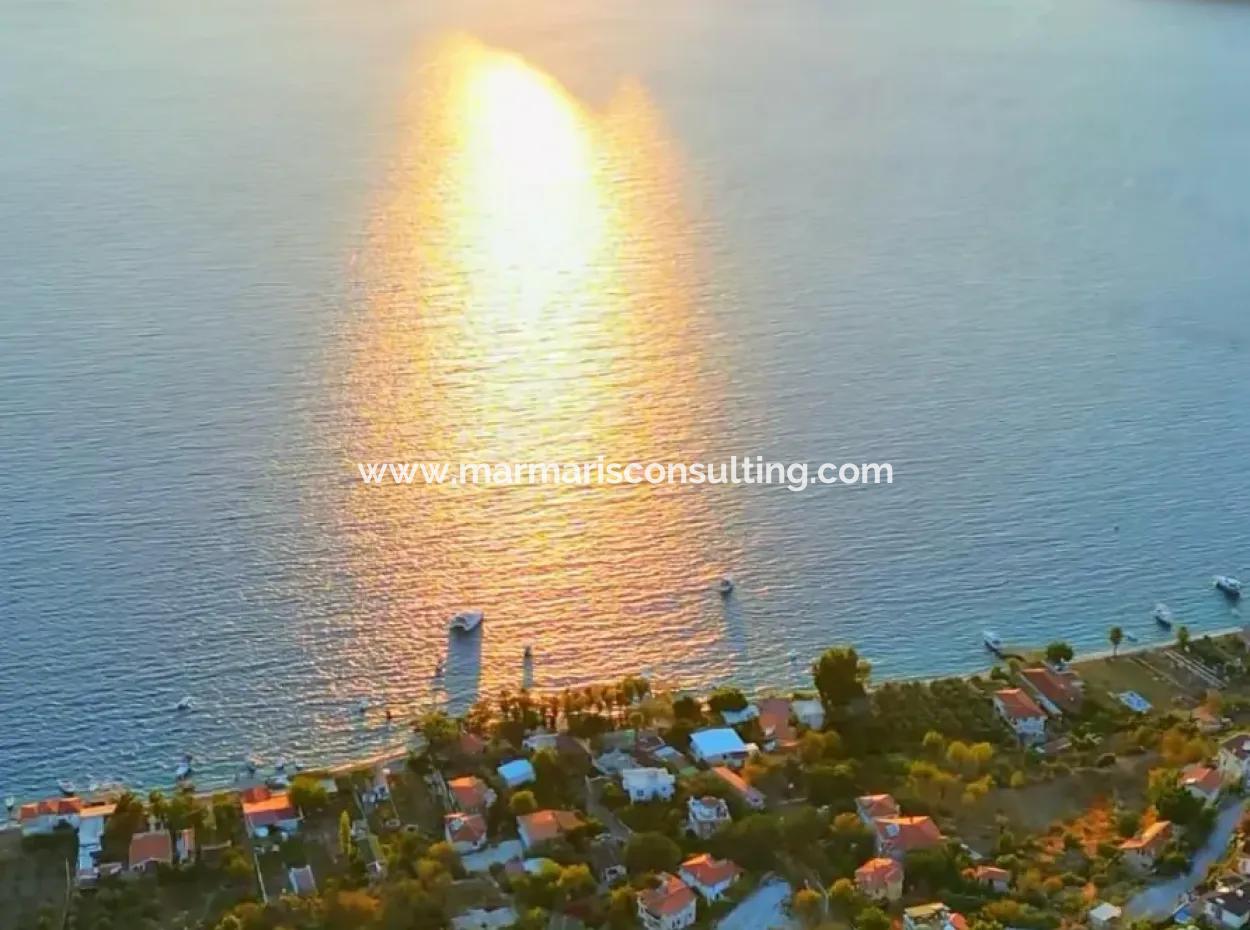 Einfamilienhaus Zum Verkauf Auf Einem 2000M2 Großen Grundstück Am Meer Im Viertel Marmaris Söğüt. Geeignet Zum Festbinden Eines Bootes Davor.