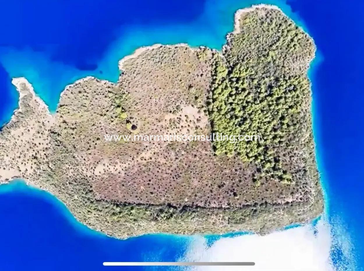 Die Zum Verkauf Stehende Insel Im Golf Von Gökova Im Bezirk Marmaris Hat Eine Grundstücksfläche Von 365000M2 Und Es Befindet Sich Ein Eingetragenes Haus Darin.