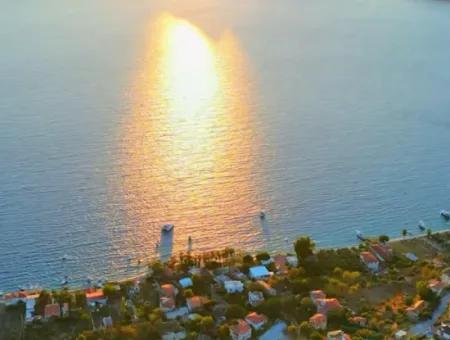 Einfamilienhaus Zum Verkauf Auf Einem 2000M2 Großen Grundstück Am Meer Im Viertel Marmaris Söğüt. Geeignet Zum Festbinden Eines Bootes Davor.