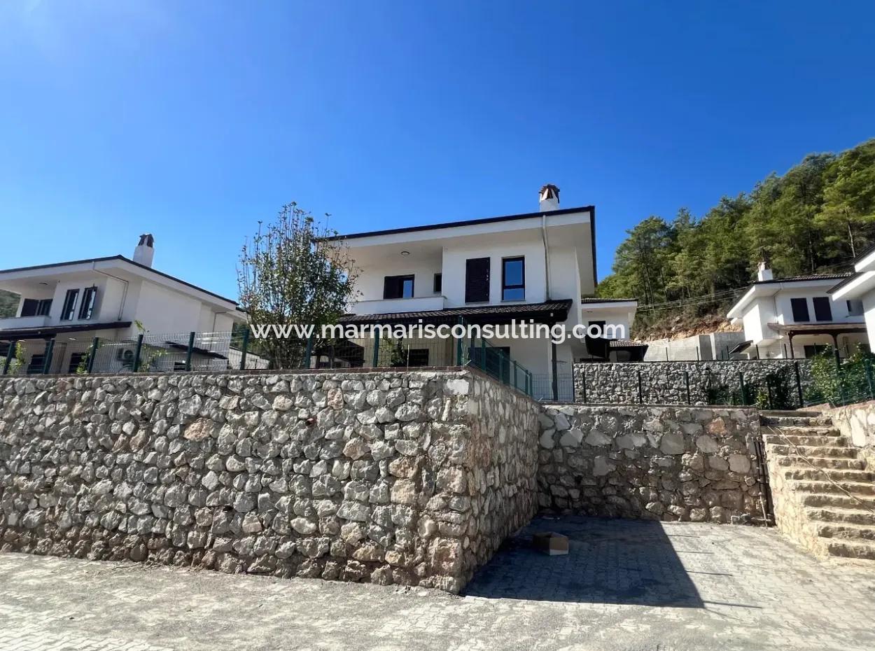 Marmaris Çetibeli Mahallesinde Orman Manzaralı Müstakil Bahçeli Yüzme Havuzlu Site İçerisinde 3 Oda 3 Banyo Satılık Villa